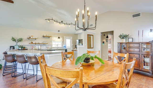 Creekside Cottage w/Deck & Hot Tub in Belton