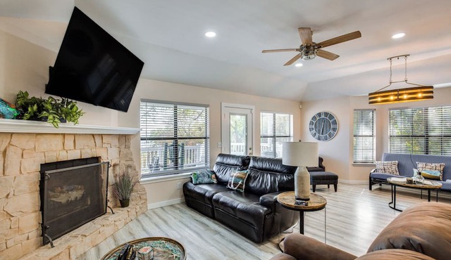 300 Feet to Lake Texoma: Modern Home w/Deck!