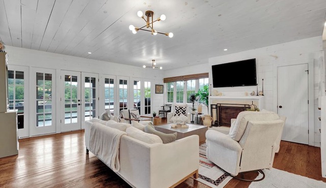 Charming 4-bedroom house with WiFi and AC only a few steps to water and 2 decks