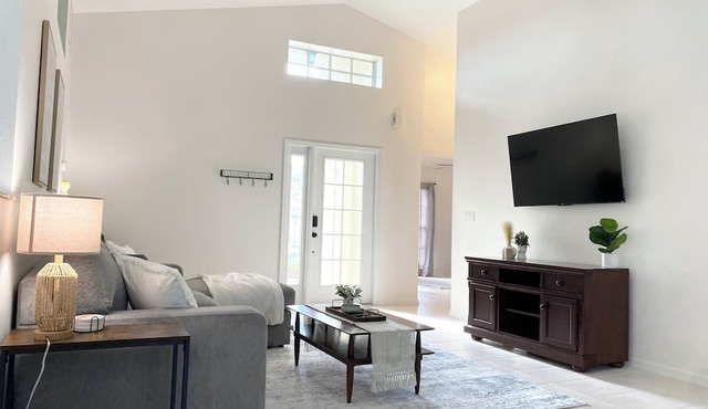 Cozy 2-bedroom house in tranquil North Fort Myers with WiFi, AC