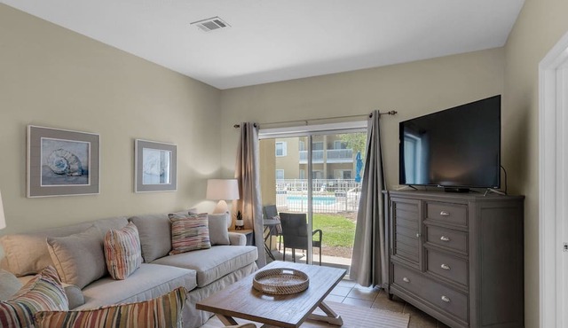 1st Floor, Walkable to Dining, Shopping, Beach - Sleeps 6