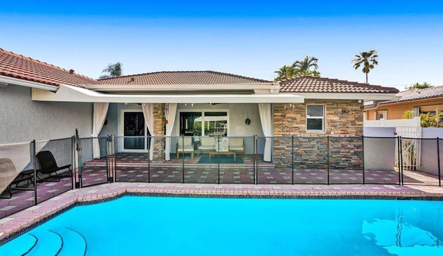 Luxe 4BR Waterfront w Htd Pool 5min to Beach