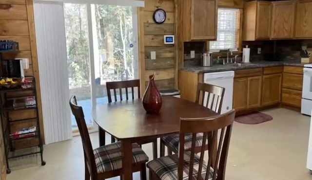 Dogwoods-2 bedroom cabin with spacious parking
