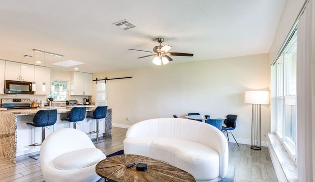 5 Mi to Beaches: Hot Tub Haven in Lake Worth
