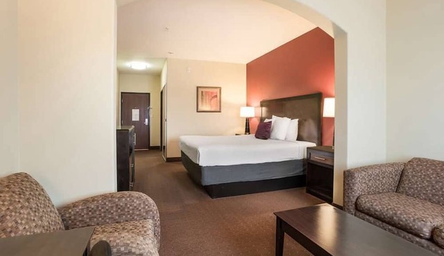 Relax and Recharge! Enjoy in the Outdoor Pool, Free Breakfast & Parking!