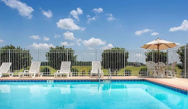 Excellent Choice! Comes with Free Breakfast & Parking, Outdoor Swimming Pool!