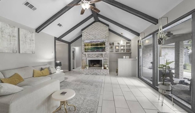 Large modern cozy spacious home great Location 2min from interstate Private yard