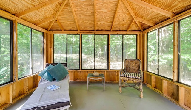 Tobyhanna Cottage w/ Screened-In Porch & Fire Pit! in Tobyhanna