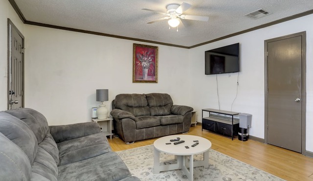 Walk to LSU Campus & Bars! Condo w/Community Pool