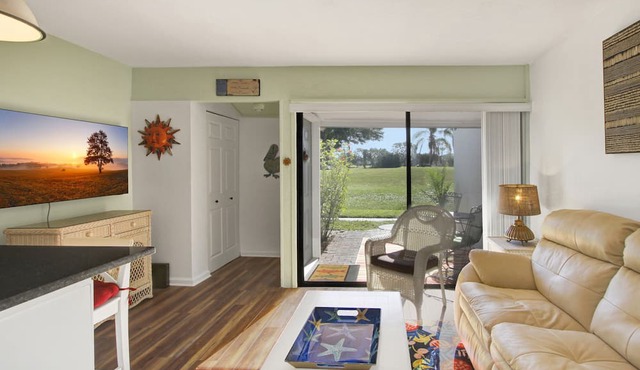 Vibrant 1bed/1bath Golf Course Front in the Meadows