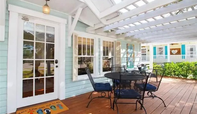 Charming Bungalow Downtown
