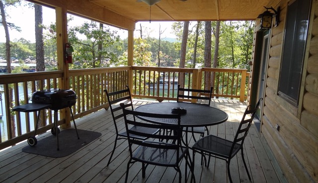 Luxury three bedroom, three bath cottage with hot overlooking Lake Ouachita. by RedAwning in Mount Ida