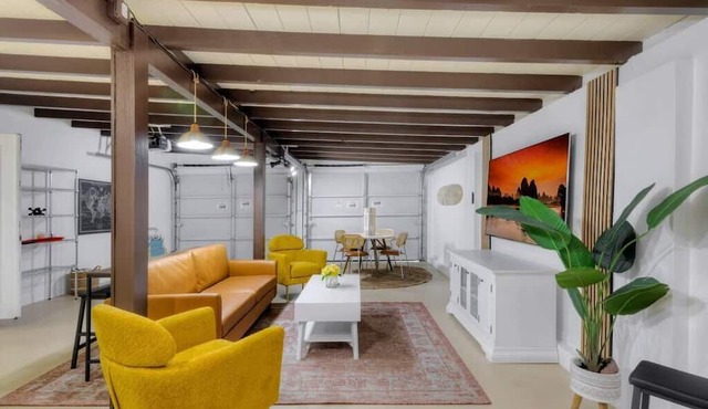 Surf Shack! Pool table! Fire Pit! 10 min to beach!