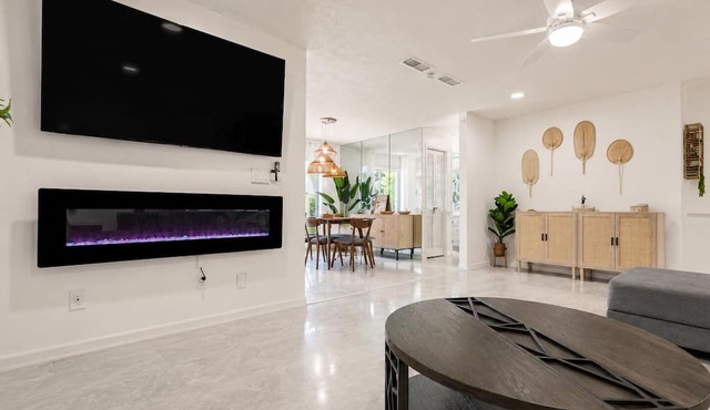 Tropical Vacation POOL Home in Melbourne, 7 mins to Beach in Melbourne