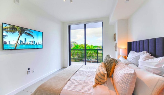Prime Doral Location | Pool & Gym