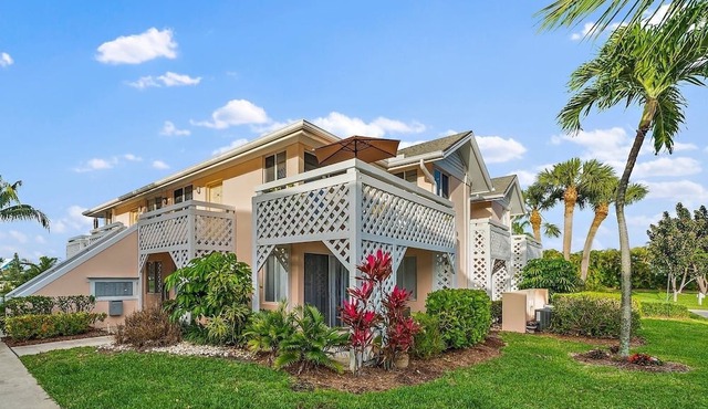 Gorgeous Jupiter Bay Resort villa, only steps to the beach and pool!