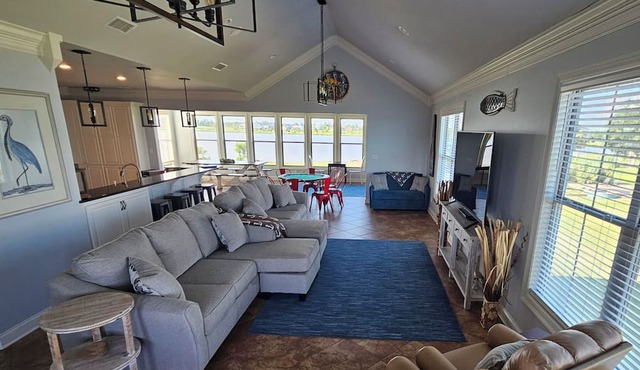 WATERFRONT Lake House w/King Beds, close to Casinos