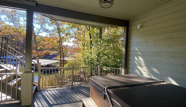 LAKE FRONT, swim dock, fire pit, 2nd VRBO next door for large groups 2869268 in Linn Creek