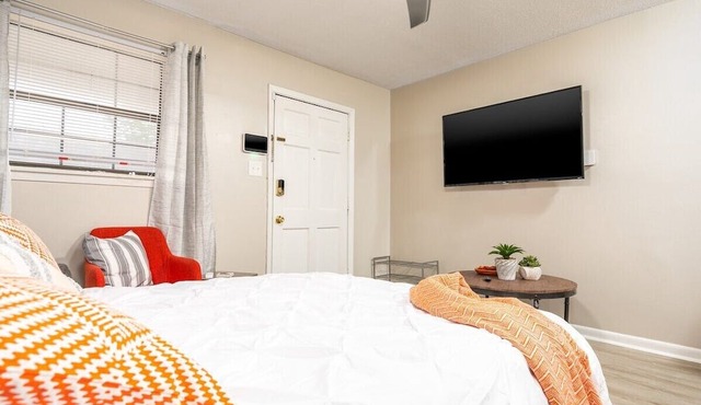 By Hospitals 🏥 & Downtown 🌆 | 3TVs| King 🛏