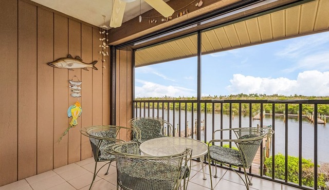 Captain`s Harbor Condo 2/2 on the water!