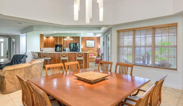 Penthouse Suite w/golf & water views-pool & hot tub