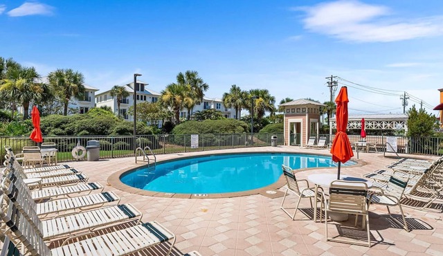 Modern 2br/2ba, Pet friendly, steps to private beach access and restaurants!