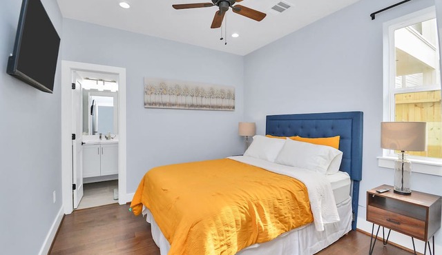 New Luxury Stay mins from Downtown w/dreamy common area