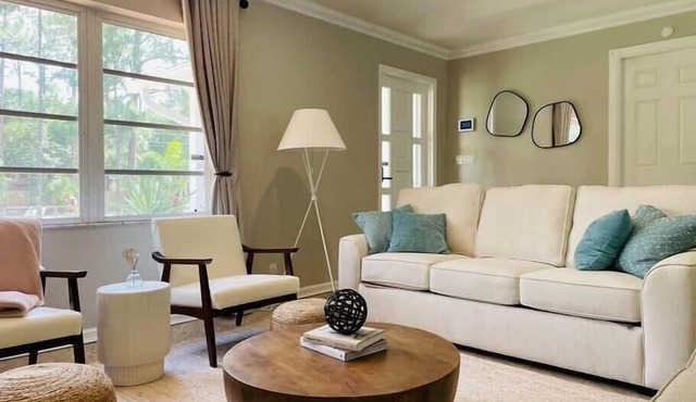 Jupiter Estate With Heated Pool, Game Room, BBQ, 1 Acre Yard in Jupiter