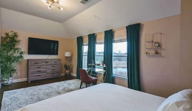 Scenic Spacious Patio Pond View, Pool Table, Gym, Spa Whirlpool Tub 5 Bed Room in Carrollton