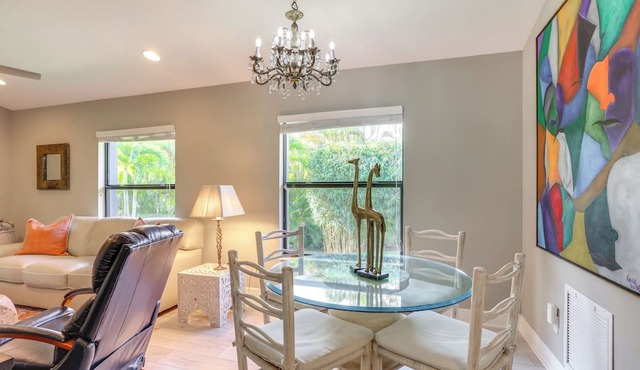 Jupiter Cottage w/Patio, Gas Grill & Fire Pit!