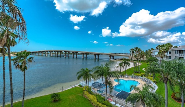 Bay View Condo - Balcony Dining, Resort Pool + Hot Tub Access