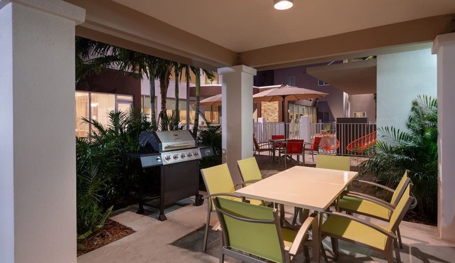King Studio | Free Breakfast + Airport Shuttle