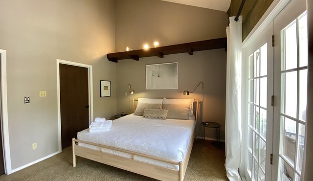 Ski-in/Ski-Out, Steps to Lifts, 1 Block to Downtown, Updated & Clean in Red River