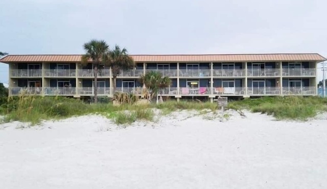Club Bamboo South unit 225, Anna Maria Island - Gulf Front Studio, ocean view, maximum occupancy of 4 people.