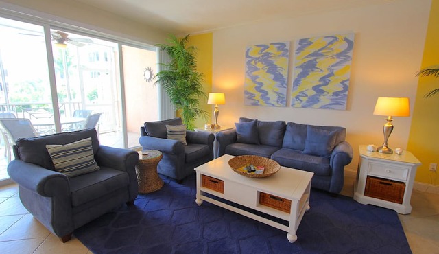 Beautiful 2 Bedroom with Pool View!