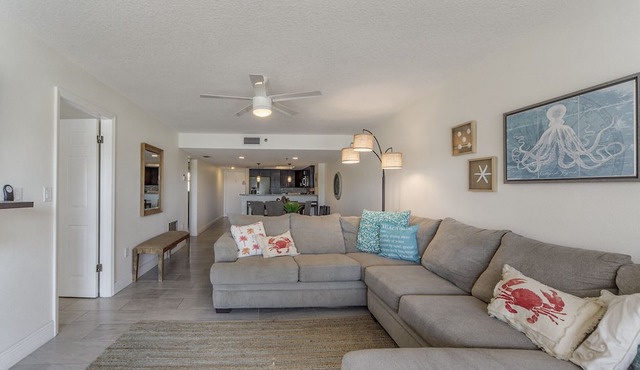 John's Pass Updated 2B/2B - Beach Place #102