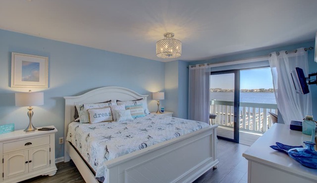 Anna Maria Island Retreat-Beach One Minute Walk-Heated Pool-Free Wi-Fi-Dock-Surr