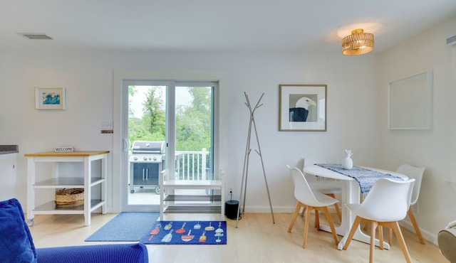 Cozy Narragansett Cottage w/Dock & Outdoor Shower in Narragansett