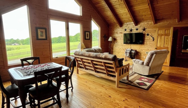 Spacious 4B-3B cabin-Stunning Views-Beautiful outdoor areas-By Fall Creek Falls in Spencer