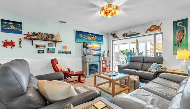 Sandy Cheeks & Barefeet, Gorgeous interior Gulf beach Place, pool, on beach side