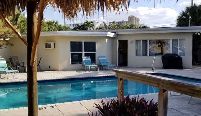 Waterfront Cottage, pool, walking to the Beach and Lauderdale by the Sea Center