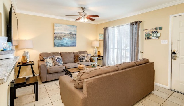 Sandpiper Stay - Pool, Near Beach & Seawall!