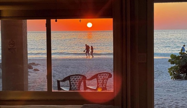 Beachfront Studio on the sand - New Remode,l Free Parking I