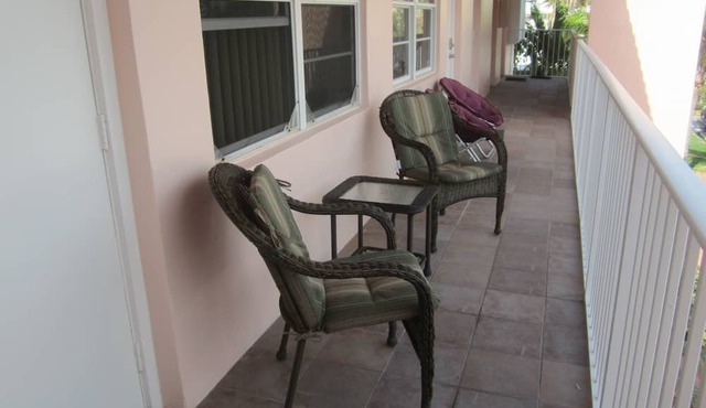 FABULOUS 1BR/1BTH CONDO - 1/2 BLOCK TO BEACH