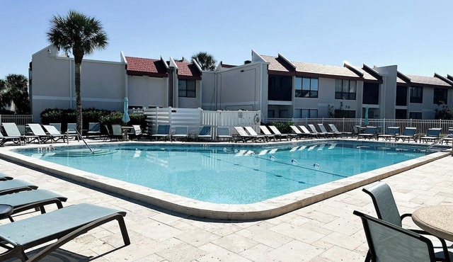 Runaway Bay 135 - Beach, Pool, gym and bay