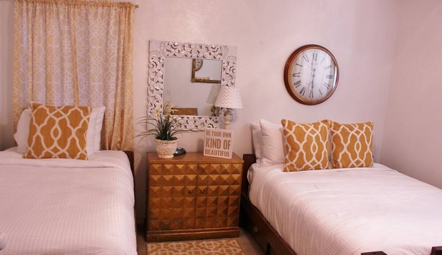 9/6.5, Sleeps 32! River Front! 3 outdoor Fire pits, pickle ball & basketball! in Hunt