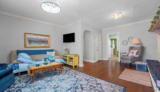 Nana's Cottage! Downtown Branson! Walk to Landing! Pet-friendly! Vintage vibe! in Branson
