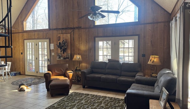 Cozy 2-bedroom cabin in the woods near The White River in De Valls Bluff