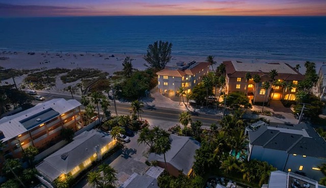 Cozy 1-bed cottage in adorable Tradewinds Bradenton Beach, steps to beach/pool