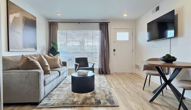 Quiet Escape, Free Parking, Near Downtown Hotspots